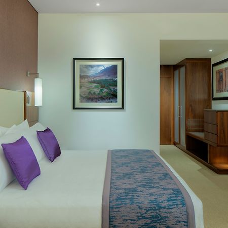 คราวน์ พลาซา มัสกัต โอซีอีซี Hotel ภายนอก รูปภาพ
