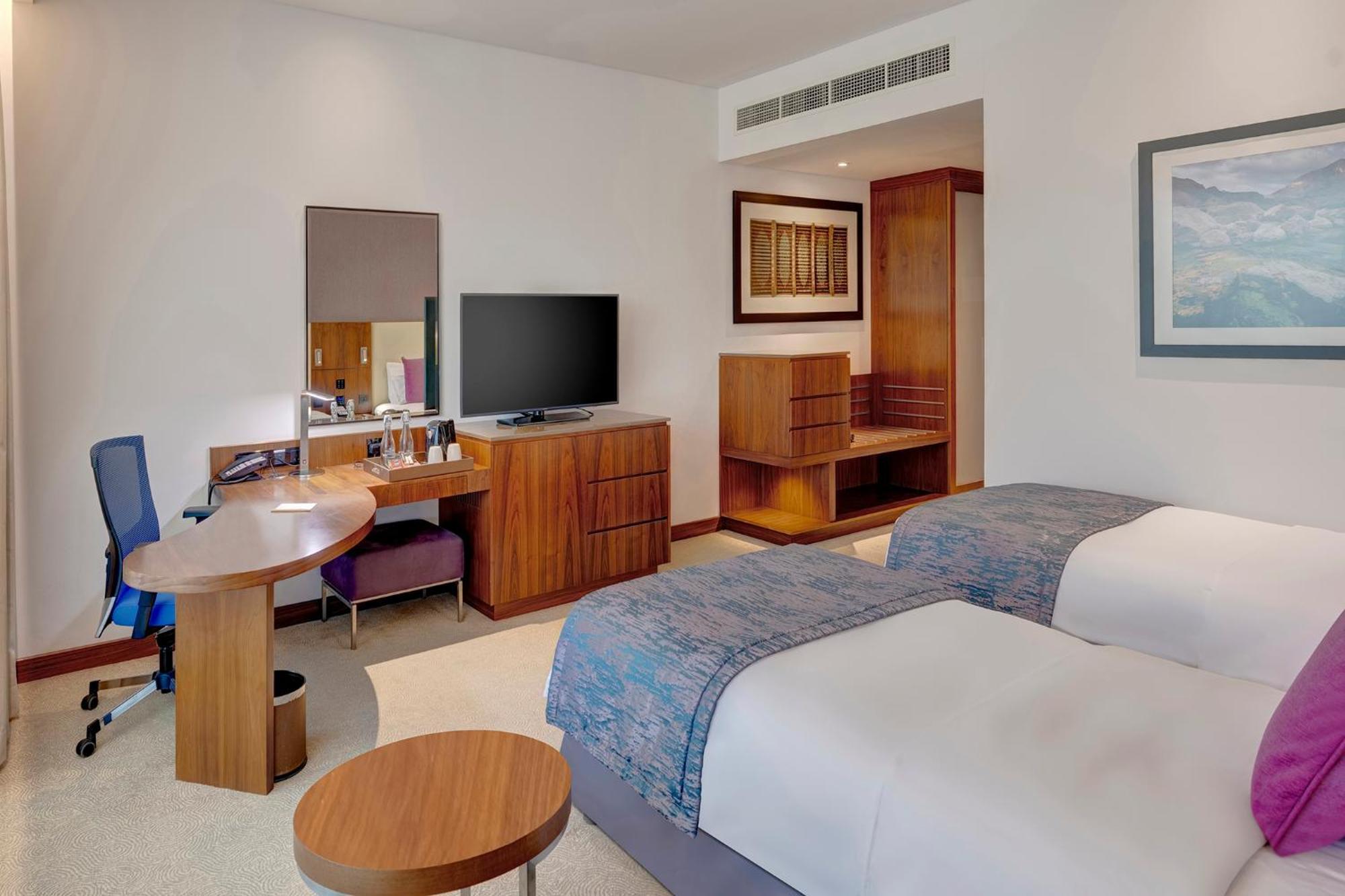 คราวน์ พลาซา มัสกัต โอซีอีซี Hotel ภายนอก รูปภาพ