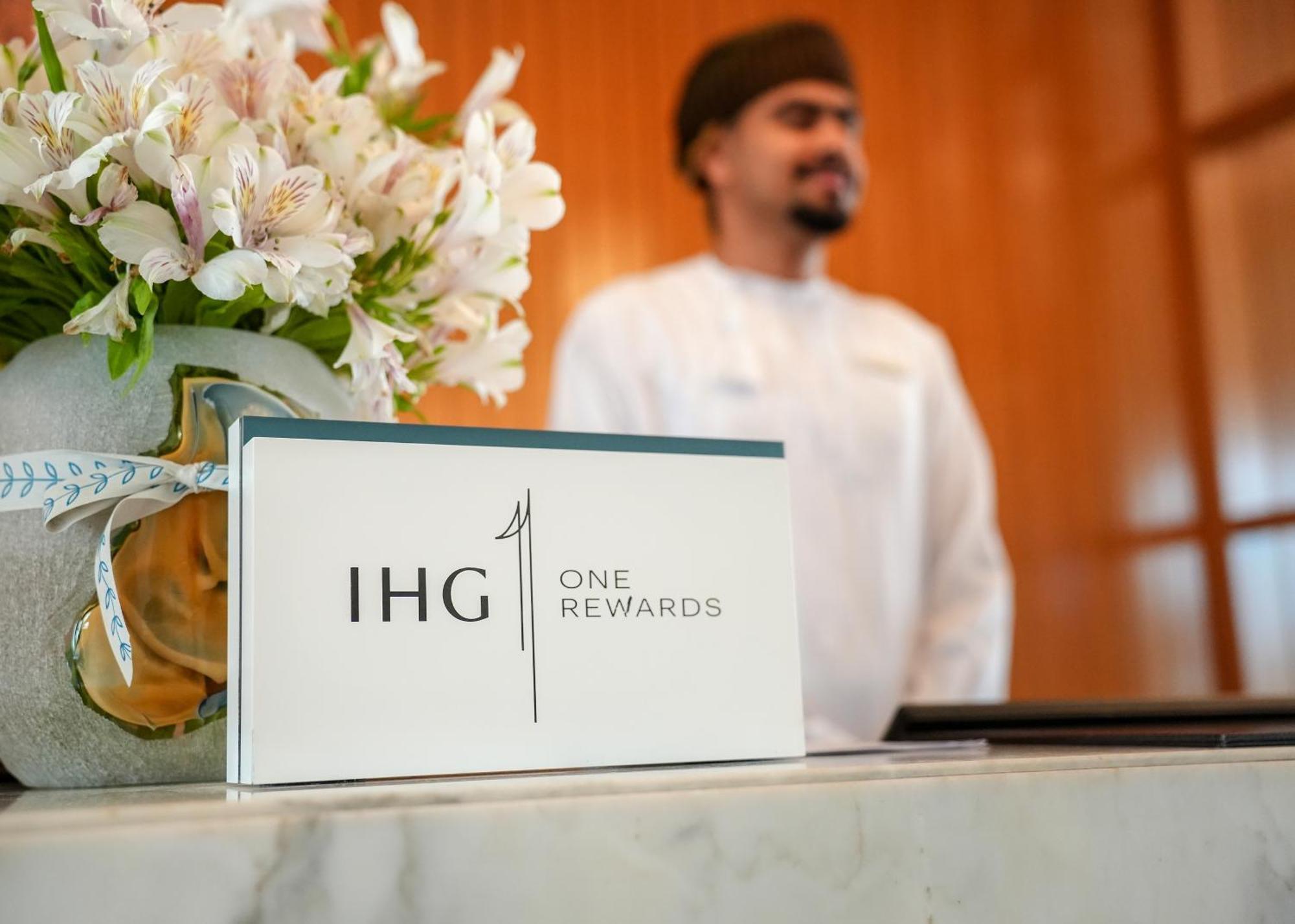 คราวน์ พลาซา มัสกัต โอซีอีซี Hotel ภายนอก รูปภาพ