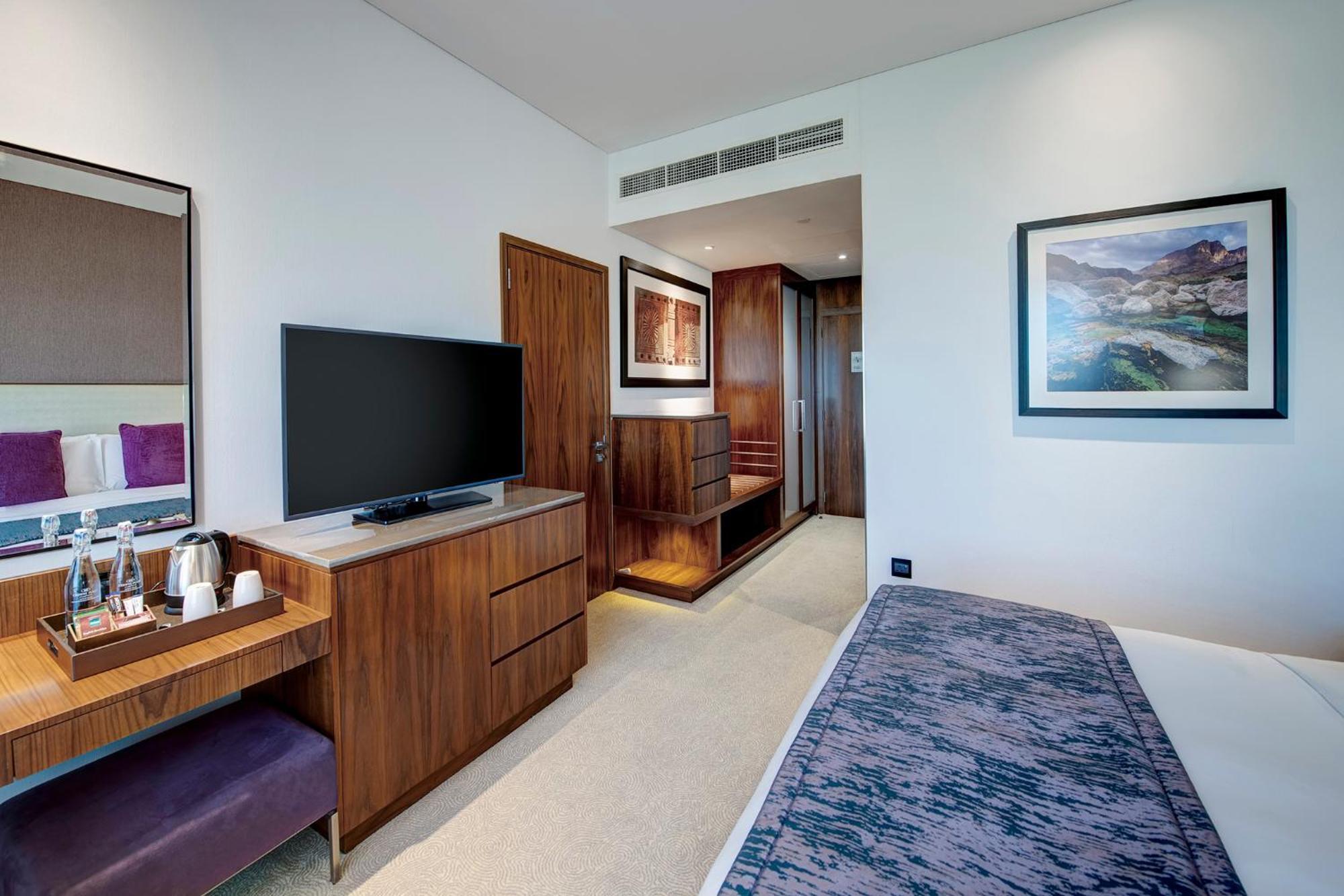 คราวน์ พลาซา มัสกัต โอซีอีซี Hotel ภายนอก รูปภาพ